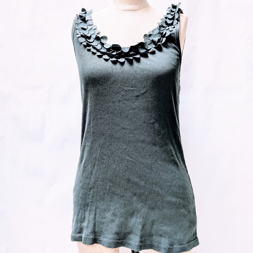 Gray ribbed tank with applique
